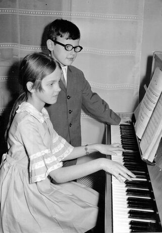 Emilie Kozubíková při hře na klavír, asi roku 1947